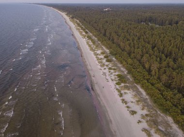 Yaz akşamı, kıyı şeridi, Riga Körfezi 'nin ıssız plajı. Kumsal ve dalgalar. Bir İHA 'dan fotoğraf.