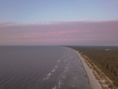 Yaz akşamı, kıyı şeridi, Riga Körfezi 'nin ıssız plajı. Kumsal ve dalgalar. Bir İHA 'dan fotoğraf.