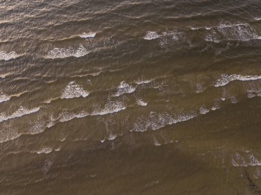 Kıyı şeridi, Riga Körfezi. Dalgalar. Bir dronun fotoğrafı..