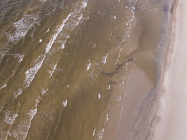 Yaz akşamı, kıyı şeridi, Riga Körfezi 'nin ıssız plajı. Kumsal ve dalgalar. Bir İHA 'dan fotoğraf.