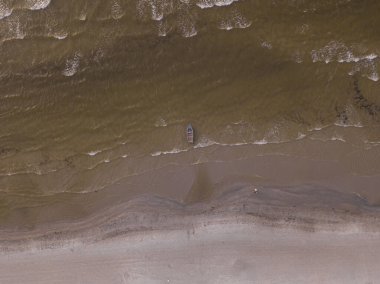 Yaz akşamı, kıyı şeridi, Riga Körfezi 'nin ıssız plajı. Kumsal ve dalgalar. Bir İHA 'dan fotoğraf.