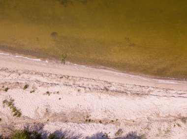 Yaz akşamı, kıyı şeridi, Riga Körfezi 'nin ıssız plajı. Kumsal ve dalgalar. Bir İHA 'dan fotoğraf.