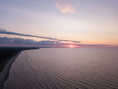 Riga Körfezi, Curonian Tükürüğü uzaktan görülebilir. Gün batımı, sessiz bir yaz akşamı. İHA 'dan fotoğraf..
