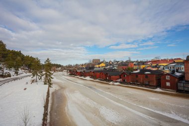 Porvoo, Finlandiya, 3 Mart 2021. Porvoo 'daki kış nehri ve kıyılar boyunca çevreleyen mimari