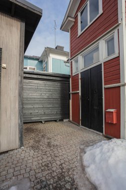 Porvoo, Finlandiya, 3 Mart 2021. Antik sokaklar ve ahşap evler. İskandinav Avrupa mimarisi