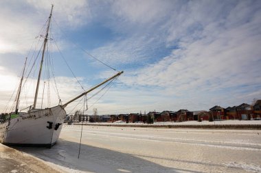 Porvoo, Finlandiya, 3 Mart 2021. Kış nehrinde gemiler