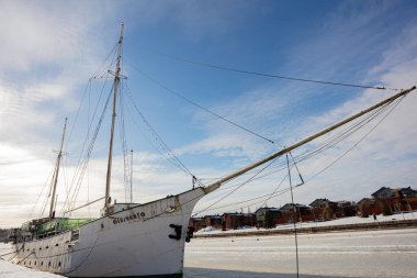Porvoo, Finlandiya, 3 Mart 2021. Kış nehrinde gemiler