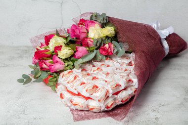 Finlandiya, Espoo. 6 Mart 2021 Güzel bir buket gül ve Rafaello şekeri