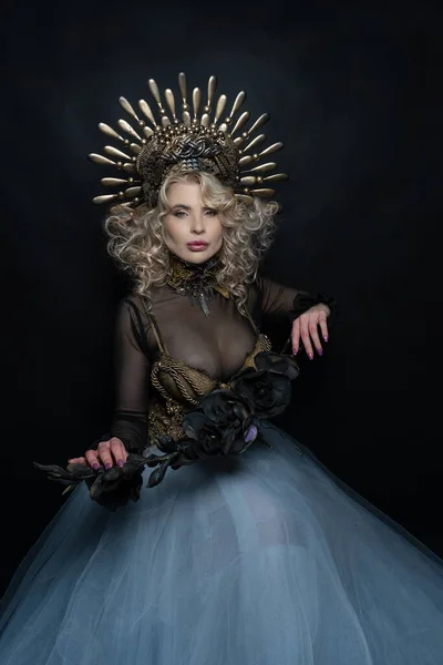Donna Splendida Una Corona Oro Creatura Mitica Regina Foto Studio — Foto Stock
