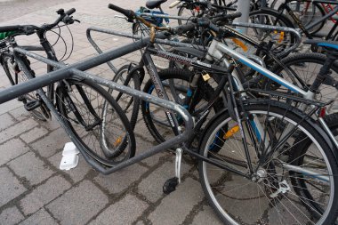Espoo, Finlandiya 12 Nisan 2021. Park edilmiş bisikletler
