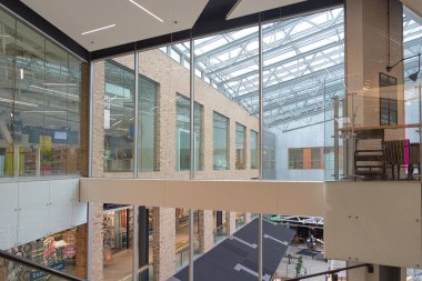 Espoo, Finlandiya 12 Nisan 2021. Iso Omena süpermarket içi