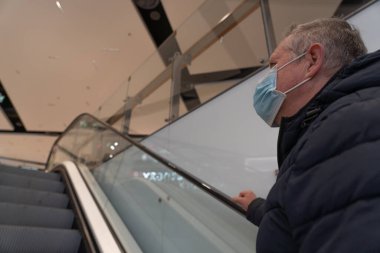 Espoo, Finlandiya 12 Nisan 2021 Maskeli adam eşlik ediyor