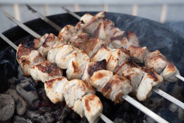 B-B-Q. Izgarada mavi et parçaları pişirmek. Güneşli bir günde geleneksel hafta sonu pikniği, sert gölgeler. Sokak yemeği..