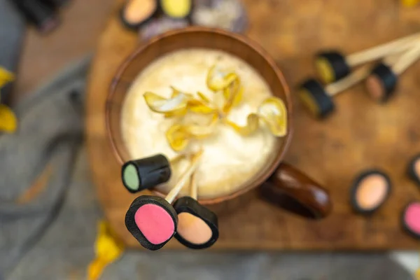 Xícara Café Madeira Flores Amarelas Secas Doces Alcaçuz — Fotografia de Stock