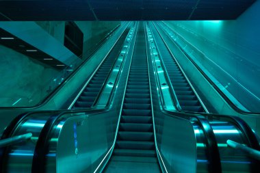 Finlandiya. Helsinki. 15 Nisan 2021 Merdivenli modern lüks yürüyen merdivenler