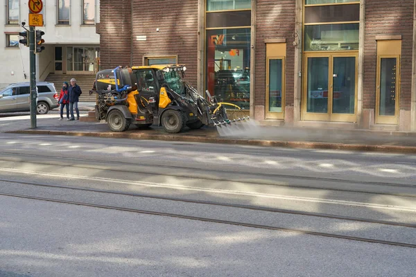 Finnland Helsinki April 2021 Ein Mini Traktor Wäscht Den Gehweg — Stockfoto