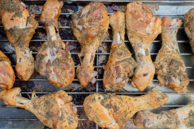 Bir palette tütsülenmiş tavuk ve içiciden yeni alınmış. Ev yapımı sigara konsepti