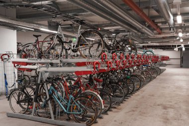 Helsinki. Finlandiya 28 Nisan 2021. Yeraltı bisiklet parkı