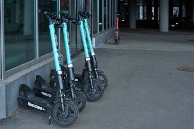 Helsinki. Finlandiya 28 Nisan 2021. Kiralık scooterlar