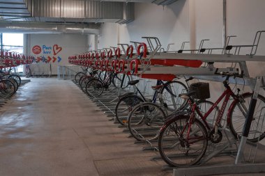 Helsinki. Finlandiya 28 Nisan 2021. Yeraltı bisiklet parkı