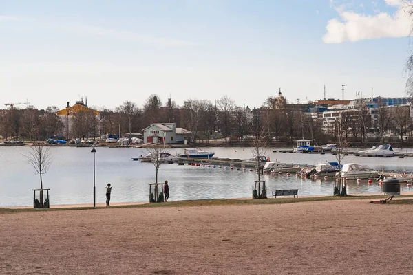 Helsinky Finsko Dubna2021 Nábřeží Herttoniemi Slunečný Jarní Den — Stock fotografie