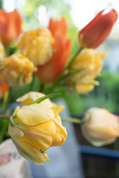 花瓶のテーブルの上に黄色とオレンジのチューリップ バルコニーの夏 — ストック写真