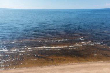 Estonya, narva jesuu, 26 Mayıs 2021 Finlandiya Körfezi kıyıları, kumlu yaz günü, Baltık Eyaletleri 'nde Narva' nın ağzındaki tatil köyünün insansız hava aracı manzarası.