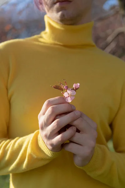 Liten Blomma Händerna Kille Närbild Inget Ansikte — Stockfoto