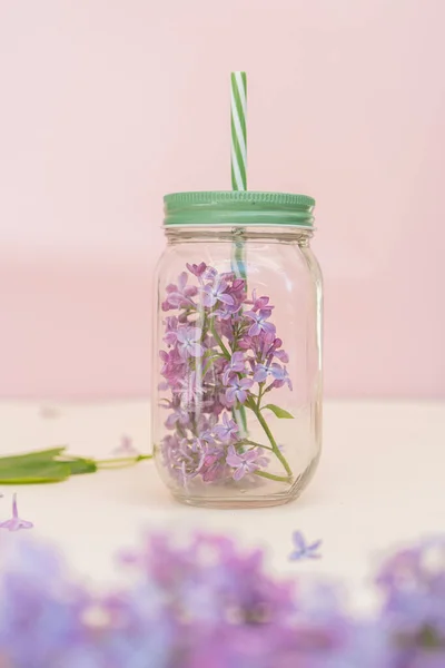 Бузкові Фіолетові Квіти Смугастій Банці Жовтому Тлі Концепція Літня Спека — стокове фото