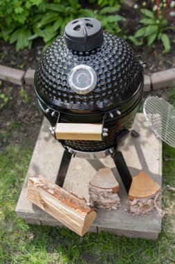 Kızartma makinesi, ızgara fırını, bahçede tandoor, kullanıma hazır.