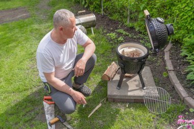 Adam mini fırında çırpınıyor Et ızgara yapma kavramı