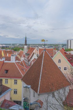 Tallinn Estonya 21 Mayıs 2021 Eski şehrin çatıları, bahar akşamı