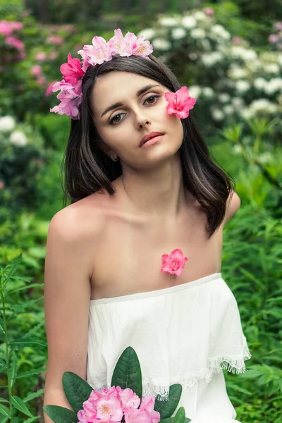 Mulher Bonita Parque Modelo Flores Mulher Macia Vestido Branco Passeio — Fotografia de Stock