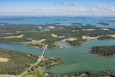 Turku 'daki takımada adaları üzerindeki deniz ve köprü manzarası. Güneşli bir yaz gününde deniz manzarası. İHA 'nın yukarıdan görünüşü.
