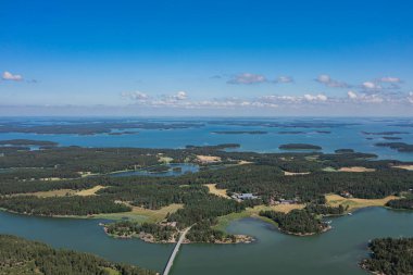 Turku 'daki takımada adaları üzerindeki deniz ve köprü manzarası. Güneşli bir yaz gününde deniz manzarası. İHA 'nın yukarıdan görünüşü.