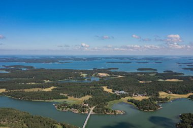 Turku 'daki takımada adaları üzerindeki deniz ve köprü manzarası. Güneşli bir yaz gününde deniz manzarası. İHA 'nın yukarıdan görünüşü.