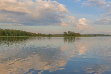 Yaz deniz manzarası. Denizde bulutların yansıması. İskandinavya doğası. Finlandiya. Porvoo