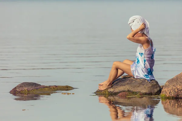 Uma Jovem Com Uma Toalha Cabeça Mar Senhora Senta Sobre — Fotografia de Stock