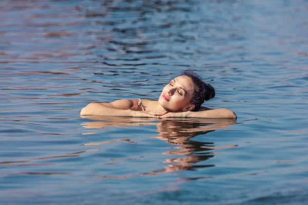 Jovem Fundo Mar Close Conceito Férias Verão Cuidados Com Pele — Fotografia de Stock