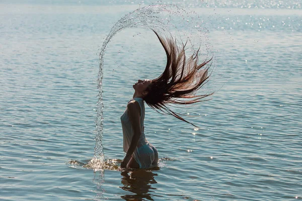 Woman Throws Back Her Wet Hair Sea Concept Summer Seaside — ストック写真