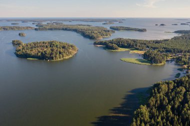 Denizde ormanla kaplı adalar. Yaz, güneşli bir gün. İskandinav doğası, Finlandiya. İHA 'dan fotoğraf..