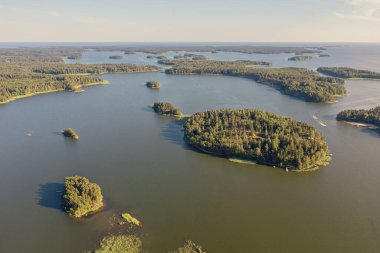 Denizde ormanla kaplı adalar. Yaz, güneşli bir gün. İskandinav doğası, Finlandiya. İHA 'dan fotoğraf..