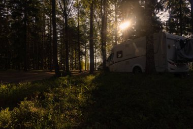 Finlandiya Porvoo 'su. 30 Haziran 2021. Ormanda çadırı olan seyyar bir ev. Kamp kavramı