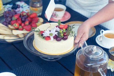 El pastayı alır. Kutlama masası, servis edildi. Pasta ve çay tabakları. Tebrik ederim. Doğum günü