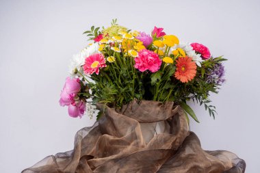 Büyük ve güzel bir buket, şakayıklı, beyaz arka planda güller. Tebrikler konsepti..