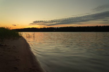 Denizde erken gün doğumu. Deniz suyuna yansıyan güneş ışınları. Suyun üzerinde parlıyor. Doğal deniz suyu arka planı. SANDINAVİYA 'NIN doğası. Finlandiya