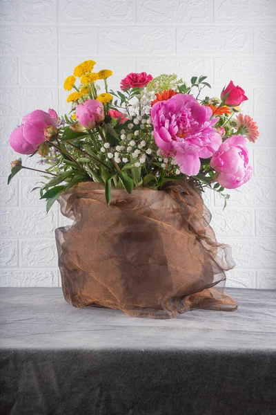 Ramo Grande Hermoso Con Peonías Rosas Sobre Fondo Blanco Concepto — Foto de Stock