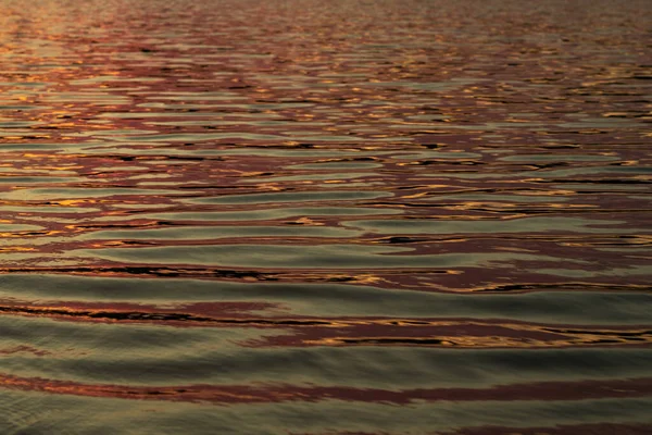 在海水上反射太阳光 水面上的闪光海水的天然抽象背景 — 图库照片