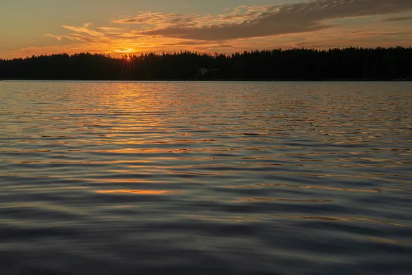 Früher Sonnenaufgang Auf See Reflektierte Sonnenstrahlen Auf Meerwasser Blendung Auf — Stockfoto