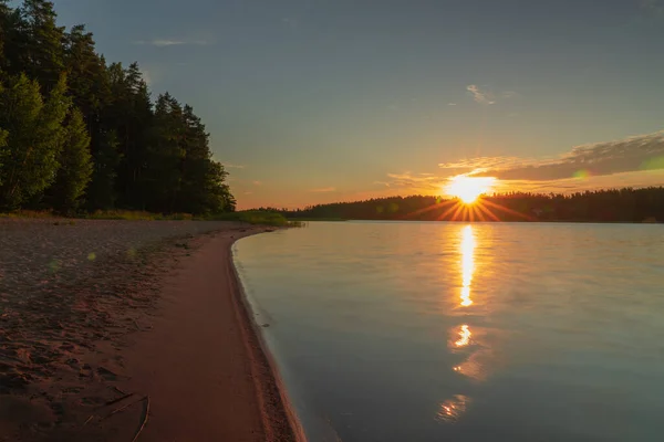 Früher Sonnenaufgang Auf See Reflektierte Sonnenstrahlen Auf Meerwasser Blendung Auf — Stockfoto